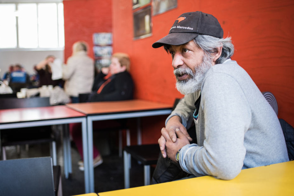Der obdachlose Janos aus Ungarn wärmt sich an den kalten Tagen im "WESER5" Diakoniezentrum im Bahnhofsviertel auf.