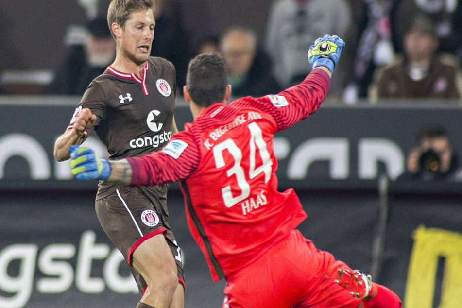 Starke Aktion: Daniel Haas (r.) wirft sich dem Hamburger Daniel Buballa entgegen.