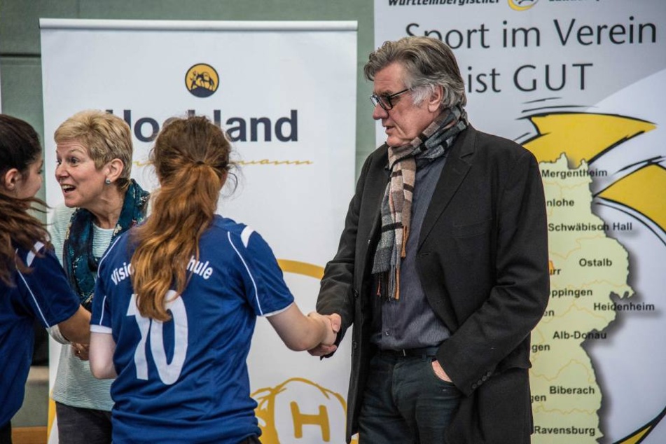 VfB Stuttgart Legende Helmut Rolender beantwortete den Schülern Fragen beim Benefizturnier in Leutenbach.