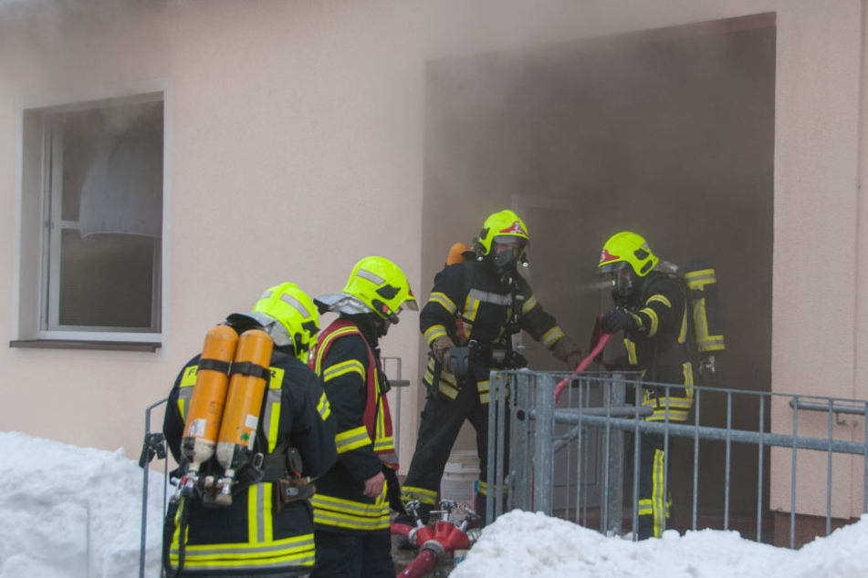 Als die Feuerwehr an der Schule eintraf, drang dichter Rauch aus dem Gebäude.