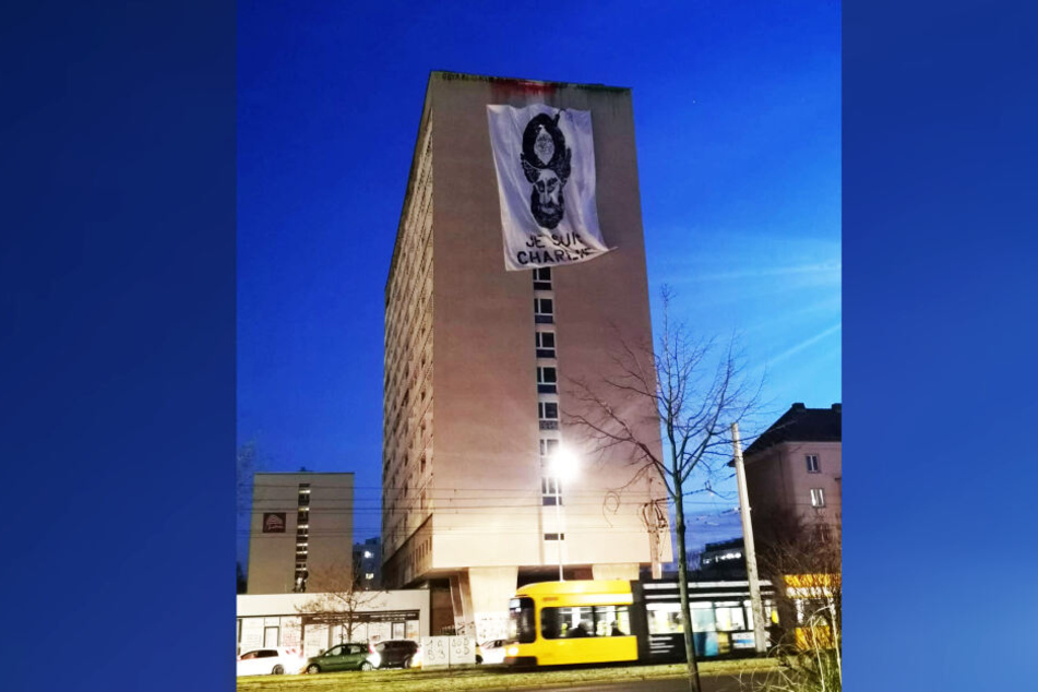 Hoch oben am Hochhaus hing das 4 mal 15 Meter große Plakat.