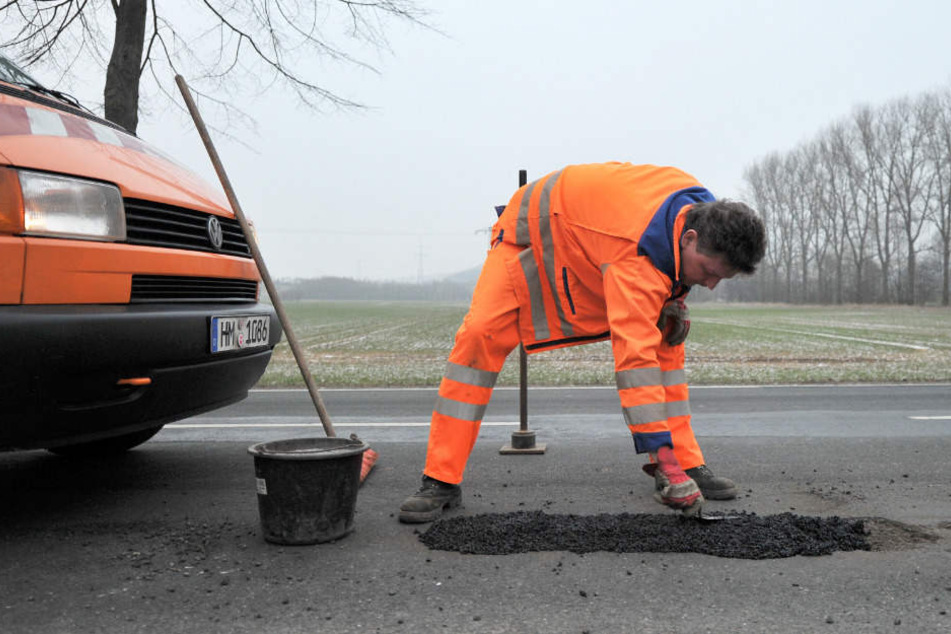 Oft werden Schlaglöcher nur notdürftig geflickt. Im nächsten Winter brechen sie wieder auf.