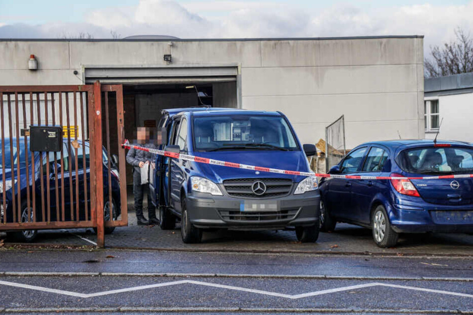 Vier Männer wurden beim Verlassen der Werkstatt gesehen.