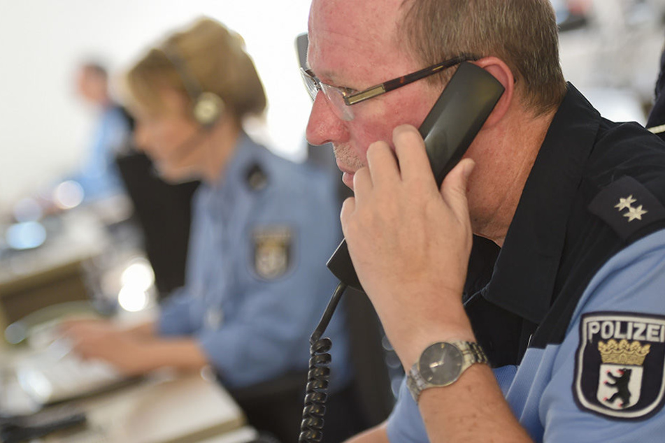 Mitarbeiter der Polizei sitzen in der Einsatzzentrale der Berliner Polizei. Hier werden sämtliche 110-Notrufe der Berlinerinnen und Berliner angenommen und alle Funkwagen der Stadt gesteuert.