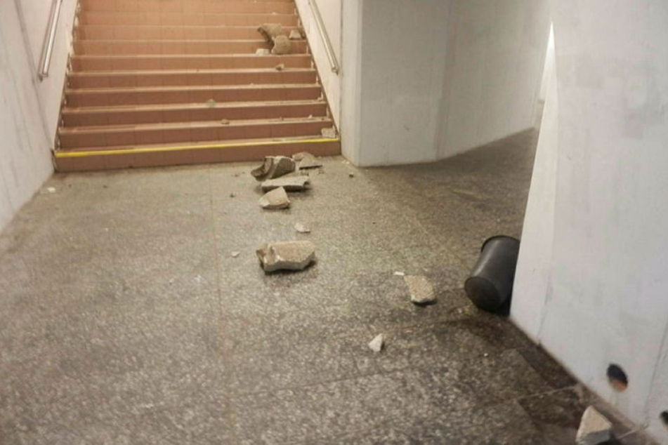 Die Täter warfen einen schweren Betonmülleimer die Treppe runter.