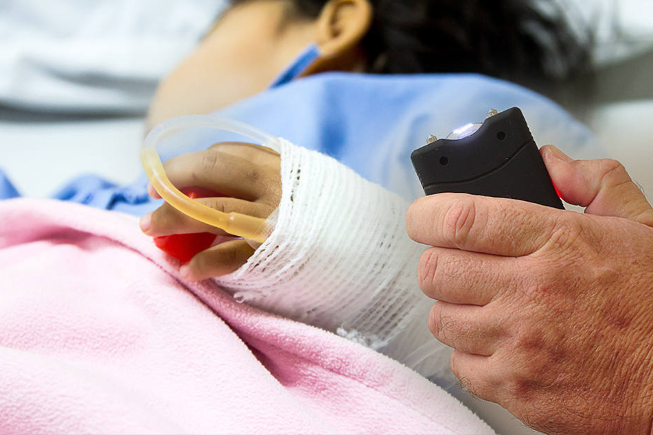 Das Mädchen musste im Krankenhaus behandelt werden, nachdem es mit einem Taser gequält wurde.