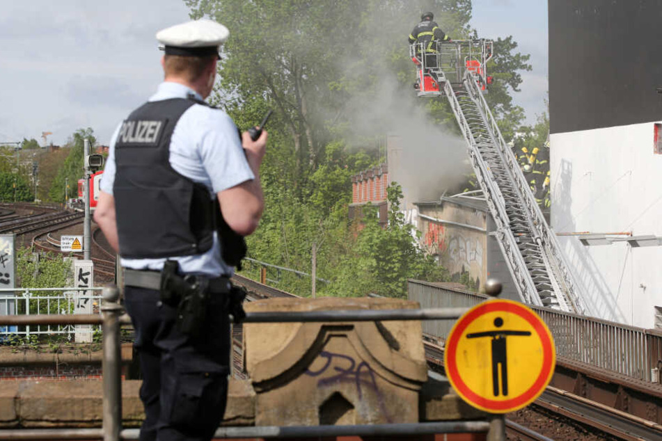 Böschungsbrand behindert Zugverkehr: Feuerwehr hat traurigen Verdacht