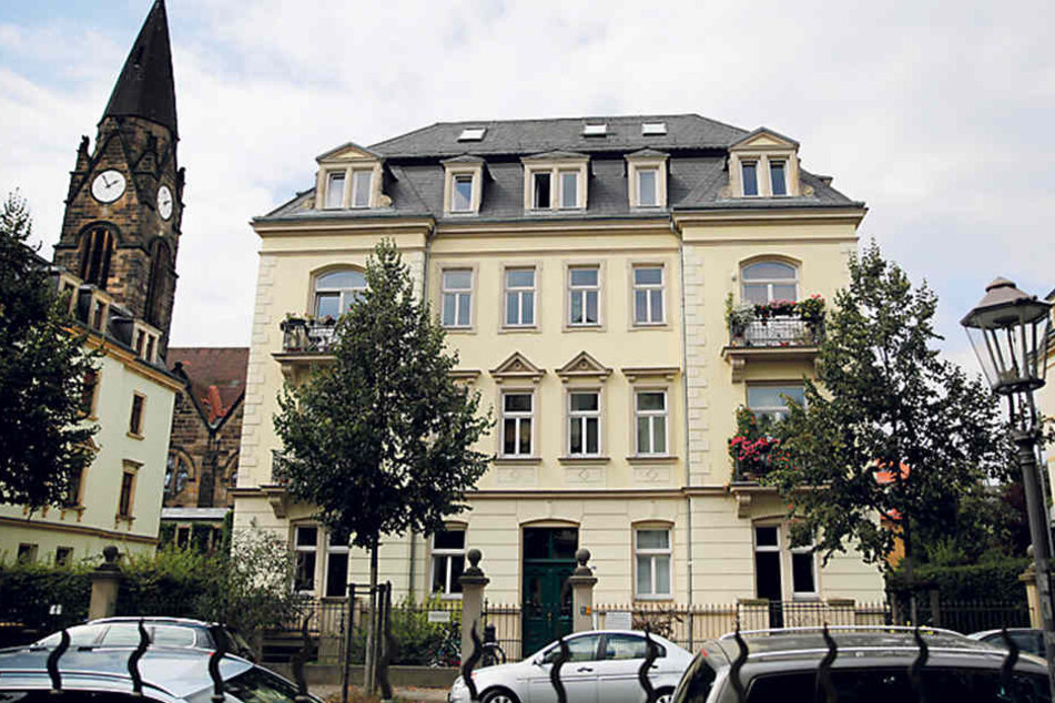 Sowohl der Zaun im Vorgarten als auch der Abstand zum Nachbarhaus,
Geschosshöhe und Ausformung des Dachgeschosses sind zukünftig geschützt