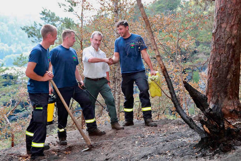 Nationalpark-Chef Dietrich Butter (64) bedankte sich am Donnnerstag bei der Feuerwehr für den schwierigen Einsatz.