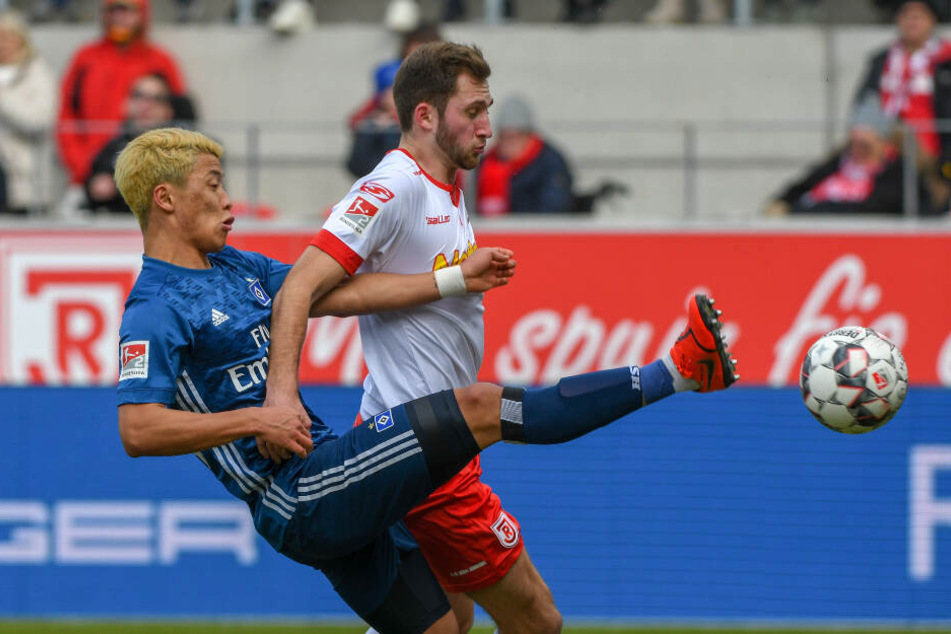 Hee-Chan Hwang kam gegen Jonas Föhrenbach nicht an den Ball.