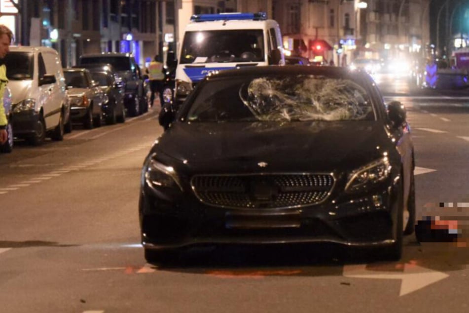 Nach diesem tragischen Autounfall kam der Sohn der Gräfin von Pfuel (57), Karl Kagusat (26), ums Leben.