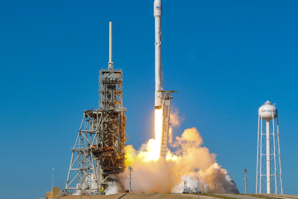 Eine SpaceX-Rakete vom Typ Falcon 9 hebt ab. (Archivbild)