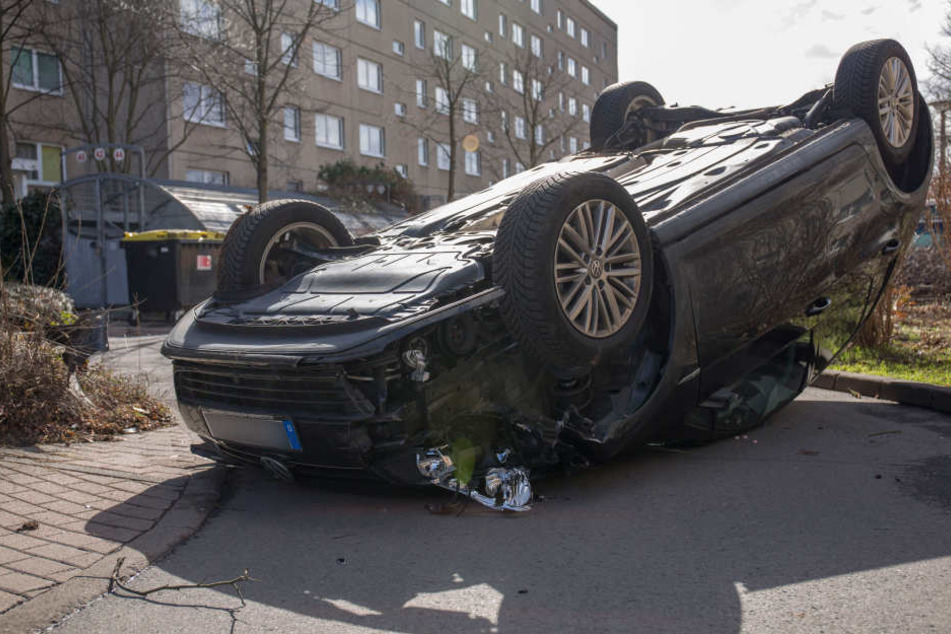 Der Fahrer wurde bei dem Unfall leicht verletzt.