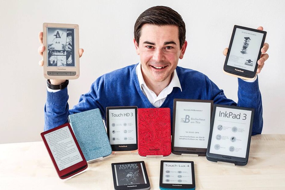 Geschäftsführer Enrico Müller (38) zeigt seine Pocketbooks.
