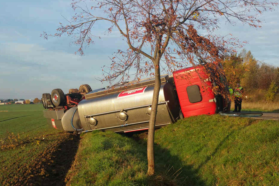 Der Laster ist von der Straße gekippt.
