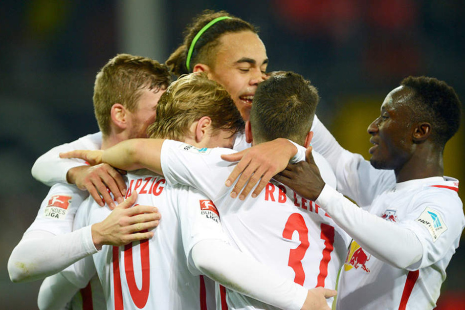 Große Freude bei den Spielern: RB Leipzig konnte seinen Spitzenplatz halten.