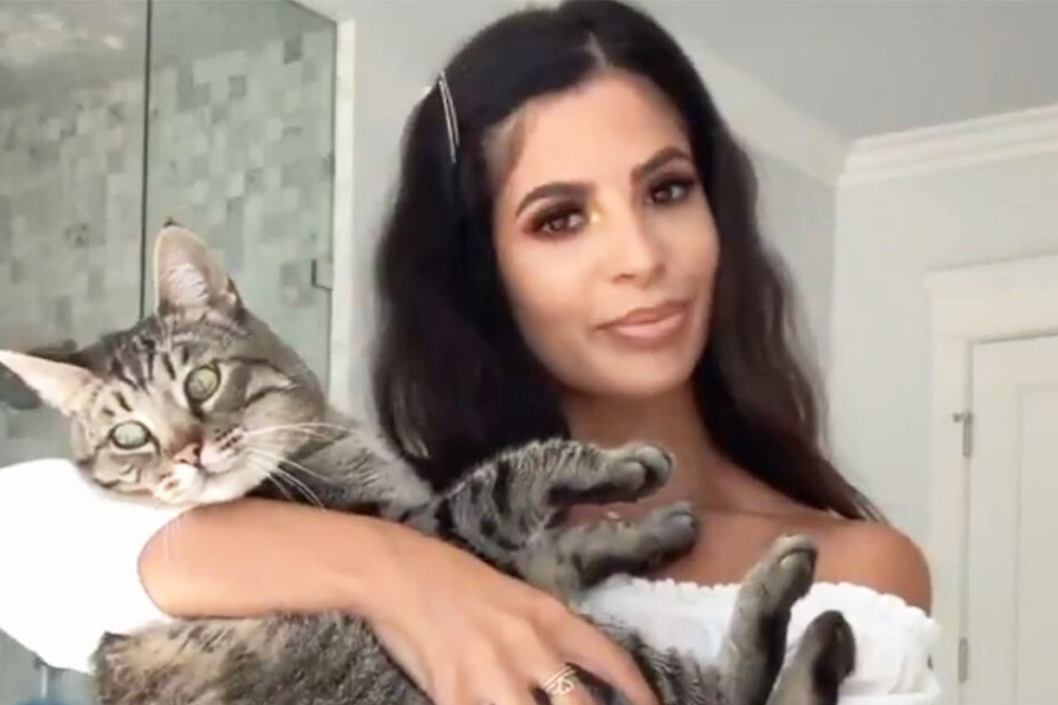 Laura Lee liebt ihre Katzen.