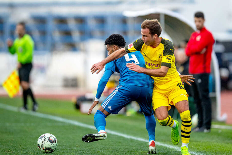 BVB-Star Mario Götze (r.) im Duell mit Feyenoords Jeremiah St. Juste (l.).