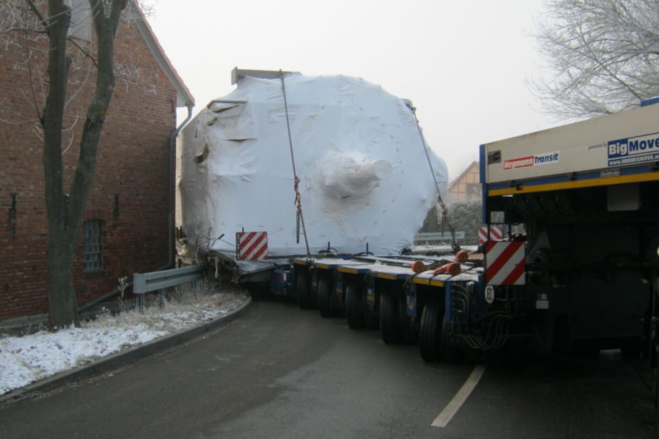 In einer Doppelkurve blieb die schwere Last hängen.