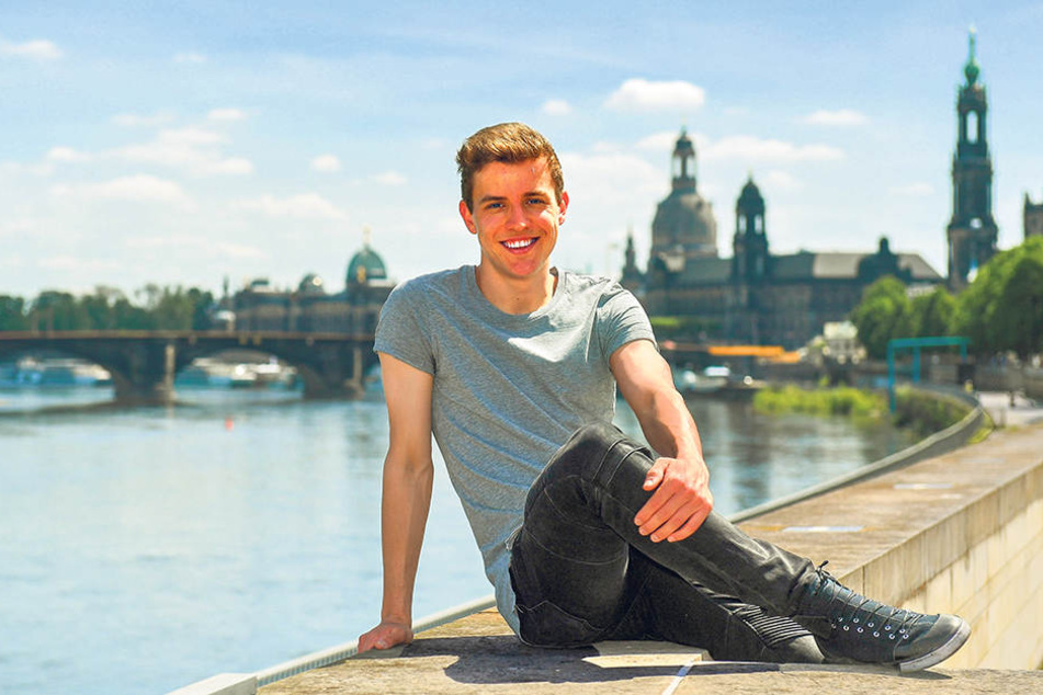 Niklas Hauptmann an der Elbe vor der Dresdner Altstadtsilhouette.