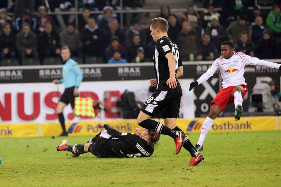 Siegtorschütze Ademola Lookman (r.) wurde am Sonntag mit neuen Fußballschuhen ausgestattet.