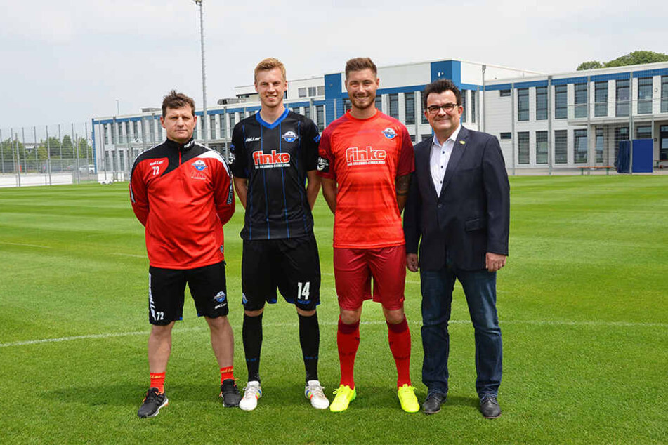 Starker Trikotsponsor (v.l.): Cheftrainer Steffen Baumgart, Thomas Bertels, Christian Strohdiek und Geschäftsführer Martin Hornberger.