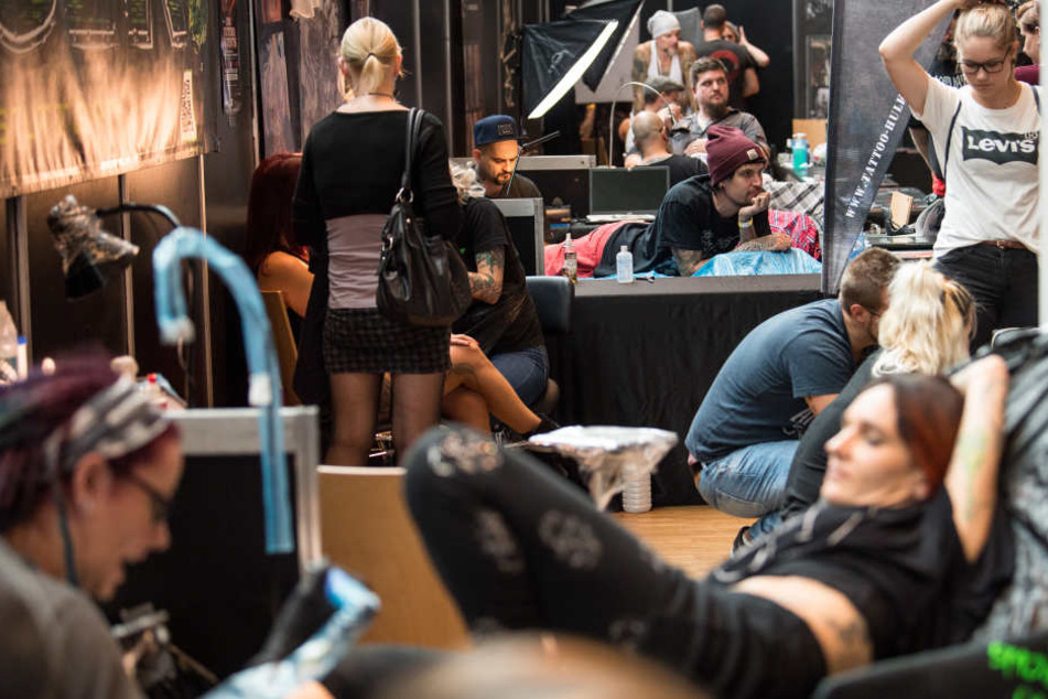 Viel los ist auf der Tattoo-Messe in Stuttgart. Wer sich stechen lassen oder einfach nur schauen will, der hat noch heute und morgen die Chance dazu.