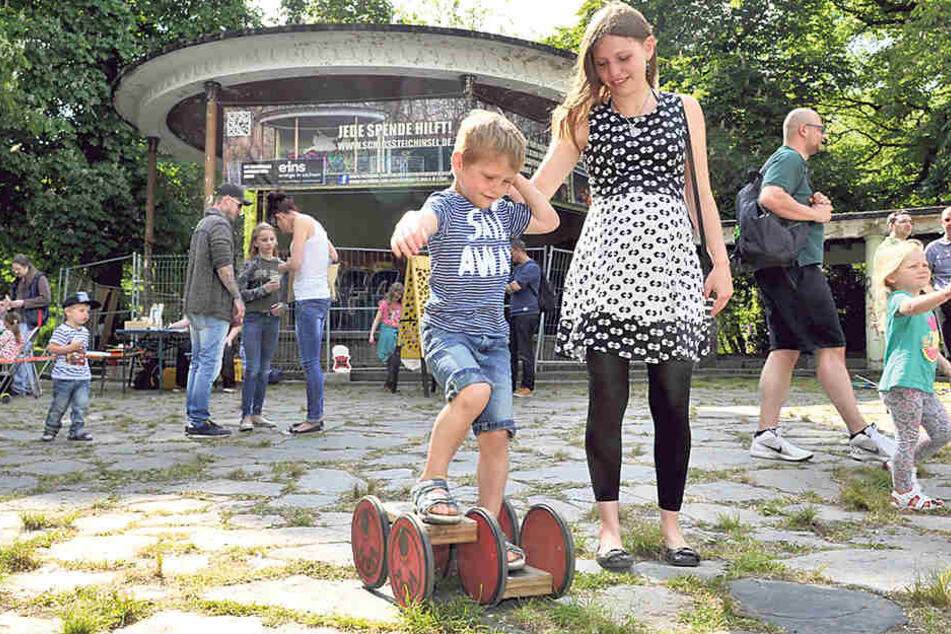 Party auf der Baustelle: Noch in diesem Jahr soll der Musik-Pavillon auf der Schlossteichinsel saniert werden.