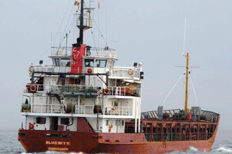 Die "Blue Sky M" trieb im Dezember 2014 ohne Mannschaft vor der italienischen Küste. An Bord waren über 700 Flüchtlinge. Inzwischen wurde der Seelenverkäufer verschrottet.