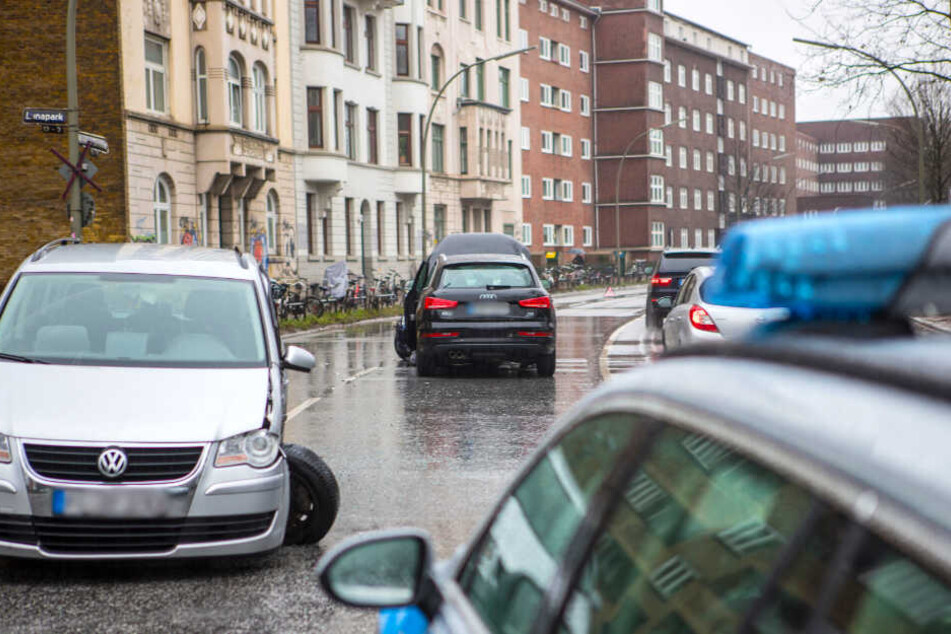 Über eine Stunde blockierten die verunfallten Fahrzeuge eine Hauptverkehrsader in Hamburg-Altona.