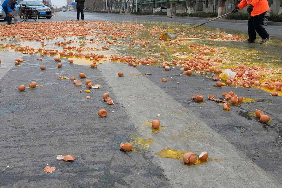 Ganz so schlimm wie nach einem Unfall in China (Foto) sehen die Straßen in Bad Lausick noch nicht aus - aber fast!
