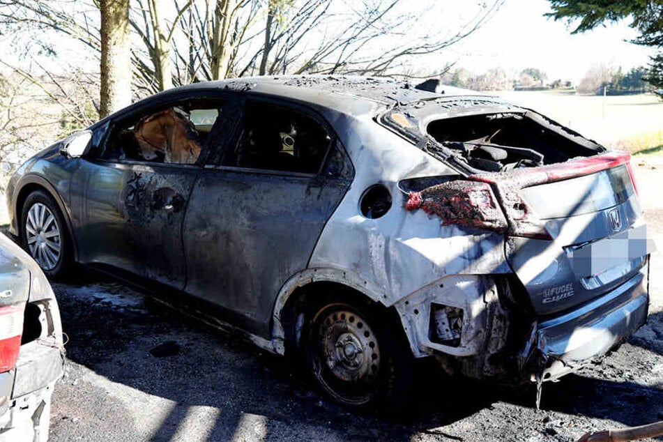 Die Flammen griffen noch auf einen Honda über.