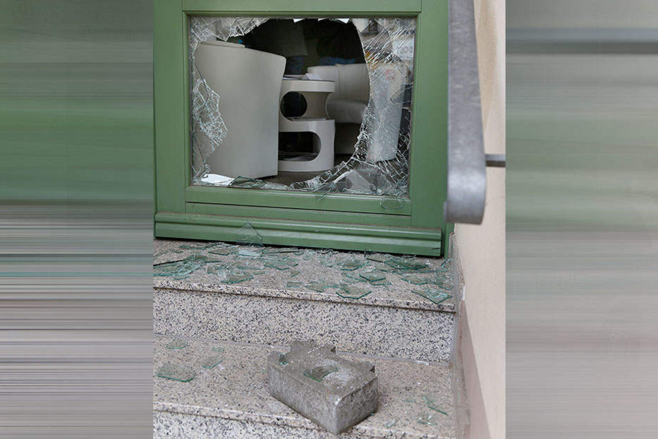 Die Täter haben die Scheibe der Eingangstür eingeschlagen, um ins Innere zu gelangen.