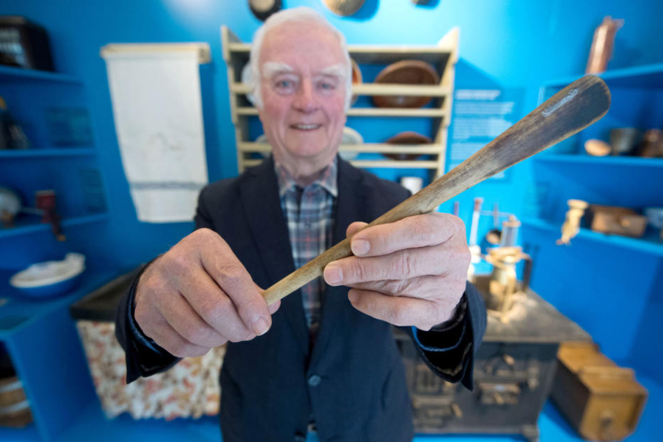 Adolf Martin Steiner hält im Heimatmuseum Plieningen seinen Breilöffel in der Hand, den er dem Museum vermacht hat.