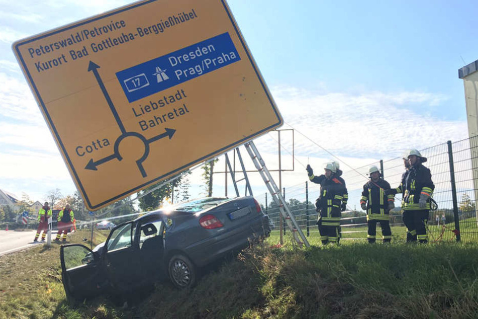Nahe dem Kreisverkehr verlor der Mann (60) die Kontrolle über seinen Wagen.