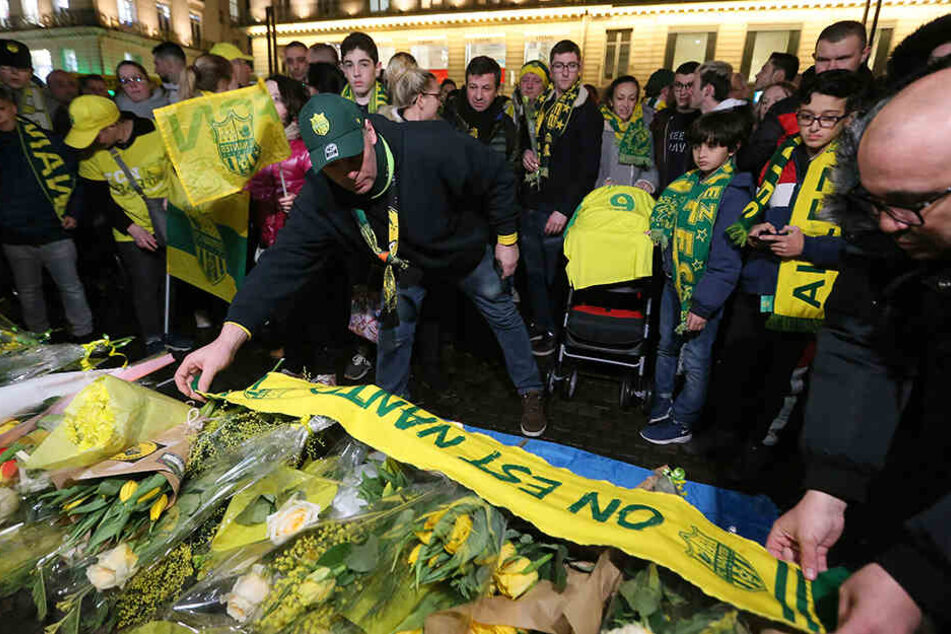Die Fans des französischen Fußball-Erstligisten FC Nantes versammelten sich, um dem 28-jährigen Argentinier zu gedenken.