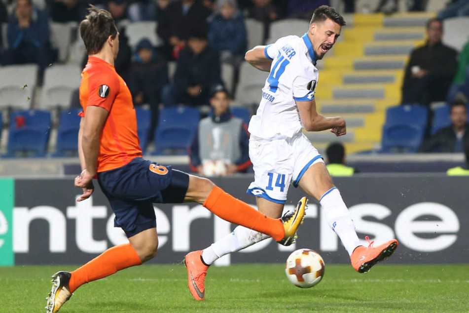 Zweikampf zwischen Istanbuls Alexandru Epureanu (links) und Hoffenheims Sandro Wagner.
