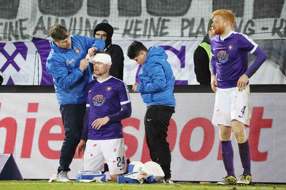 Die beiden Verletzten mussten am Spielfeldrand verarztet werden.