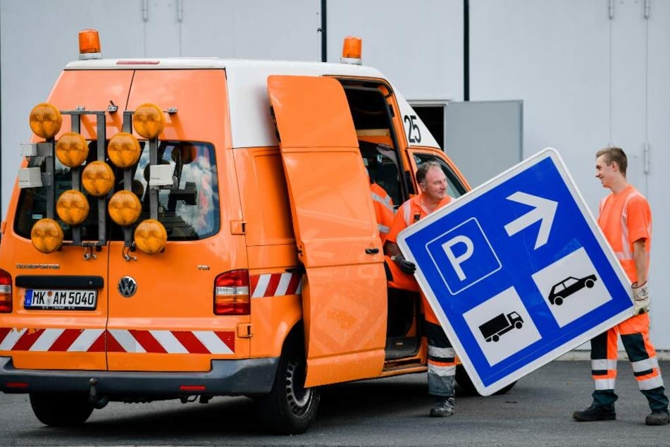 Der Lkw krachte in einen Wagen der Autobahnmeisterei. (Symbolbild)