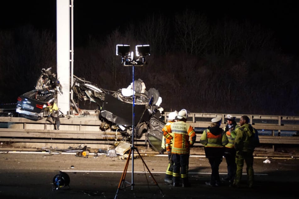 Einsatzkräfte an der Unfallstelle.