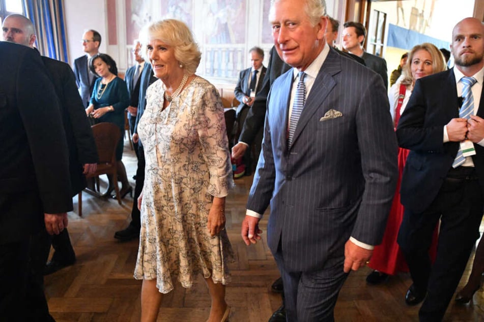 Der britische Thronfolger Prinz Charles und seine Ehefrau Camilla kommen zu einem Seniorentanz ins Hofbräuhaus.