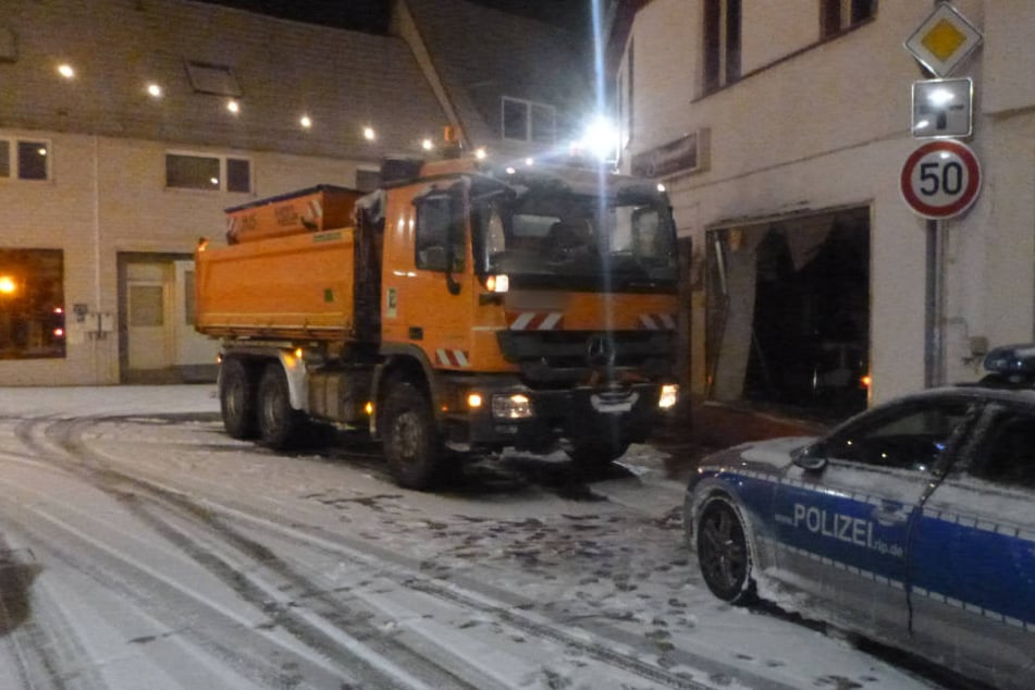 Behelfsmäßig musste der Laden wieder verschlossen werden.