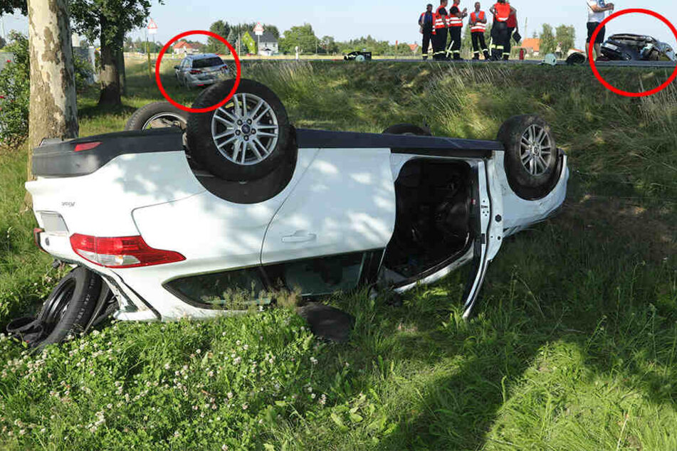 Alle drei Wagen landeten im Graben. Der Ford Focus als einziger auf seinem Dach.
