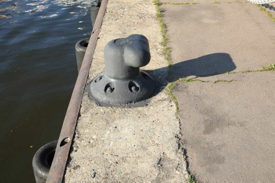 Der Mann war in den Rhein gestürzt und dann zwischen Kaimauer und Schiff eingeklemmt worden (Symbolbild).
