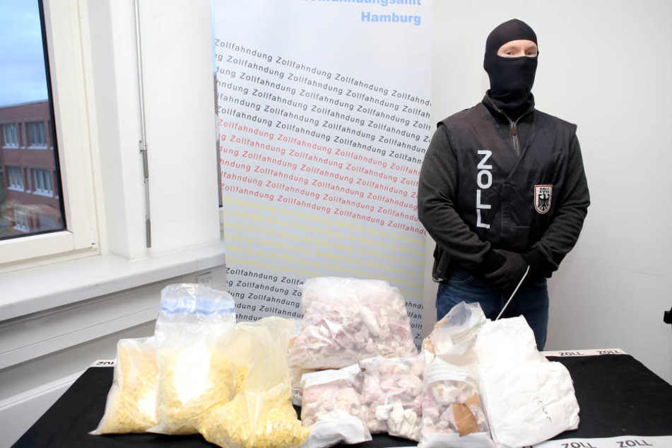 Die beschlagnahmten Drogen und Amphetamine wurden von der Polizei beschützt.