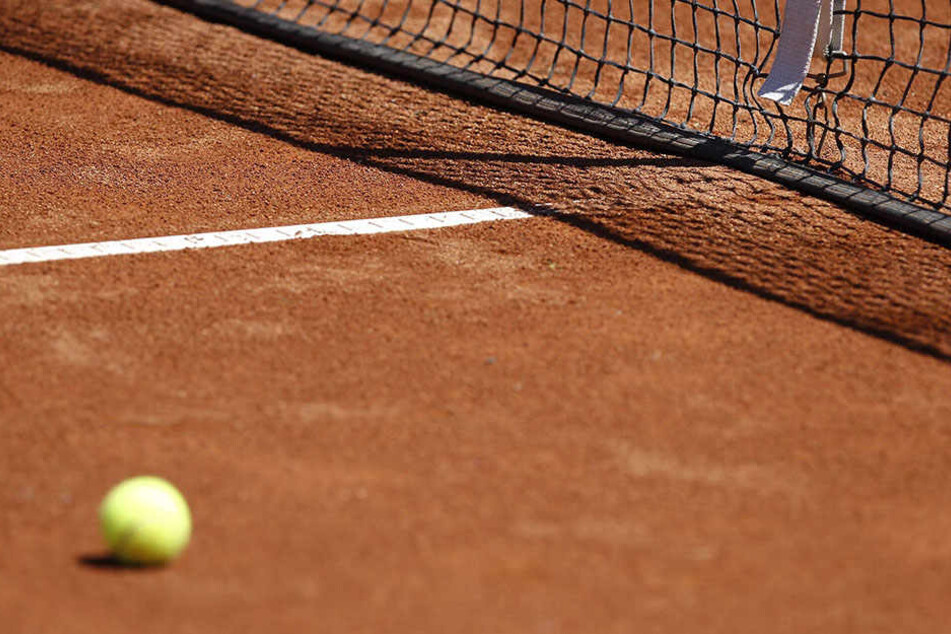 In Bayern bedrohte ein Mann Tennis spielende Kinder.