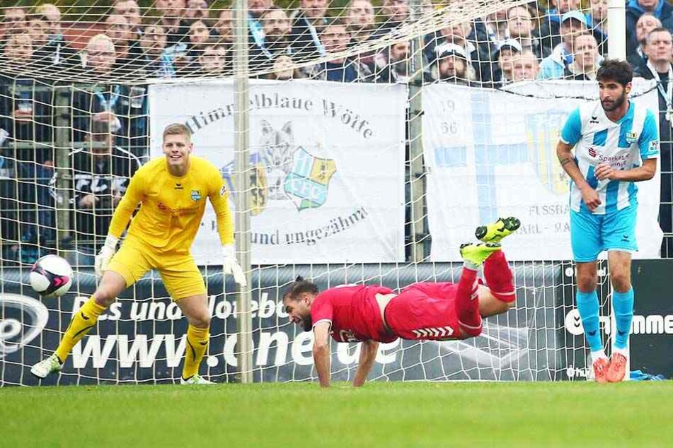 Jakub Jakubov (l.) im Kasten des Chemnitzer FC. Diesen Kopfball des Meuselwitzers Romario Hajrulla krallt sich der Schlussmann.