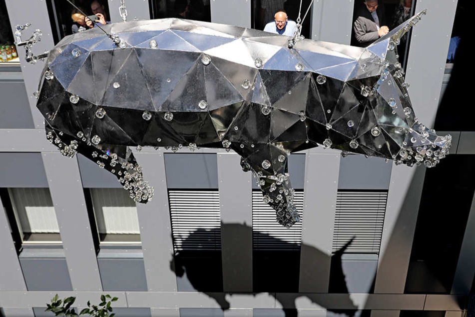 Das "Glitzerschwein" hängt im Innenhof des halleschen Finanzamts.