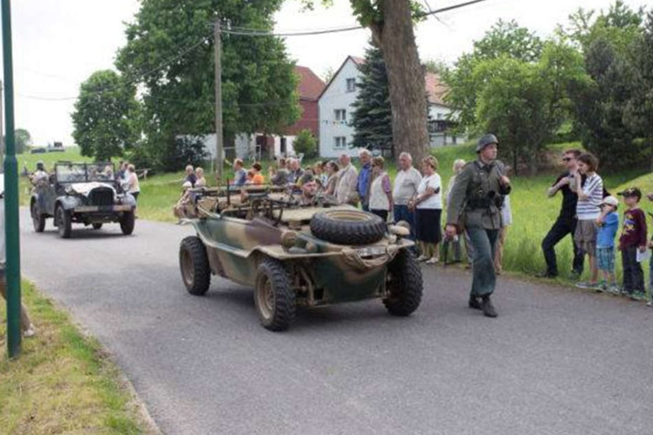 Mit tarnfarbenen Fahrzeugen und Maschinengewehrattrappen zog der Verein im Mai durch Colmnitz.