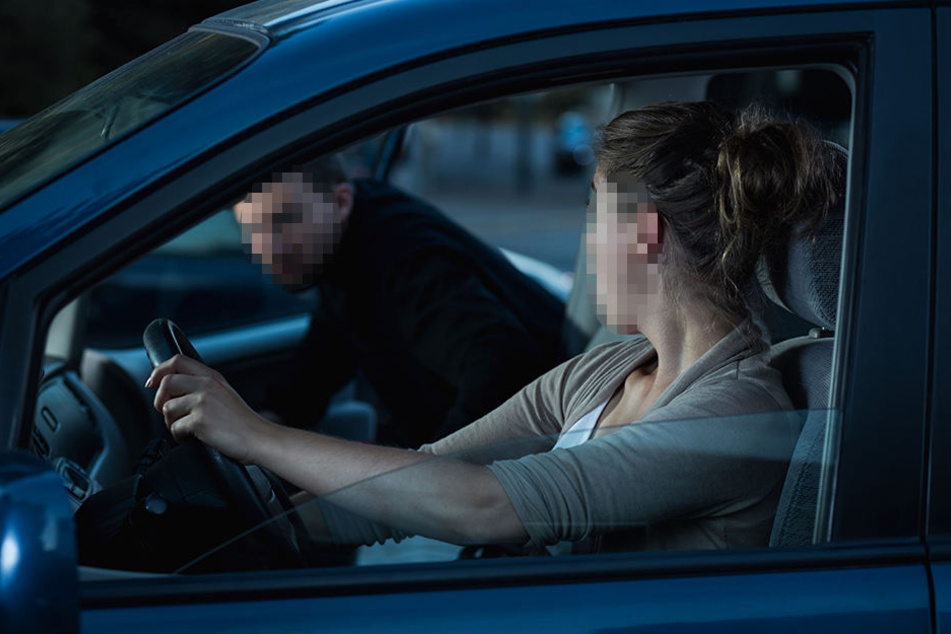 Der Mann hat versucht in die Autos der Frauen zu gelangen (Symbolbild).